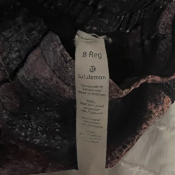 RARE Lululemon hotty hot shorts - Picture 2 of 3